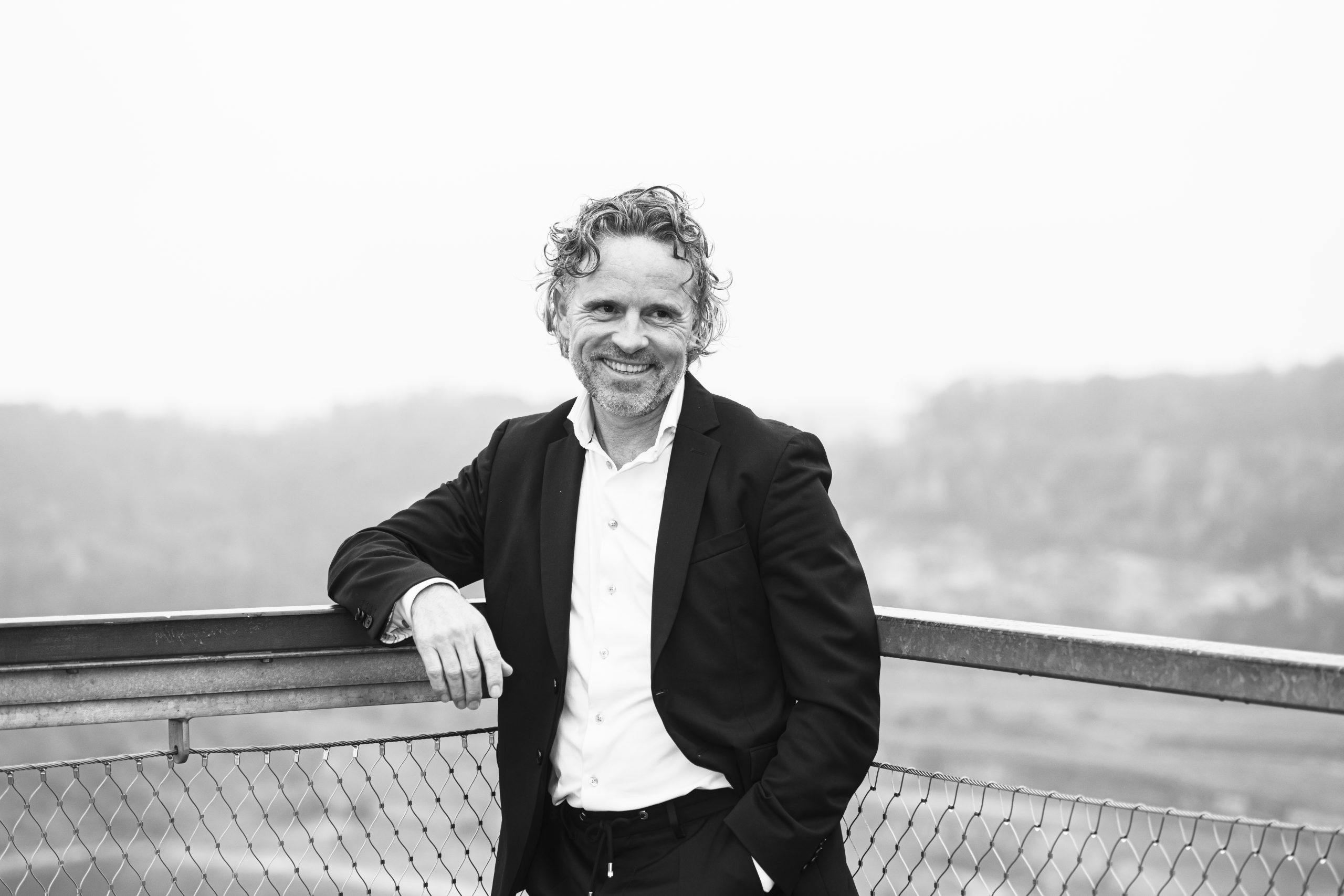 Man leunt tegen een brug aan