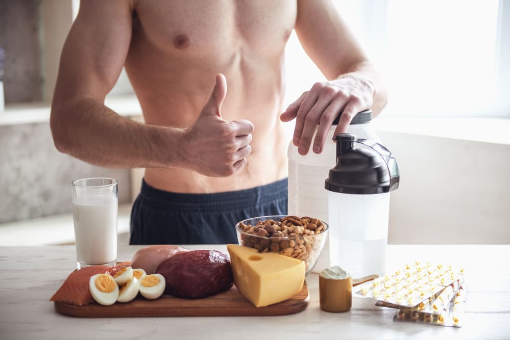 sporter kookt eiwitrijke producten