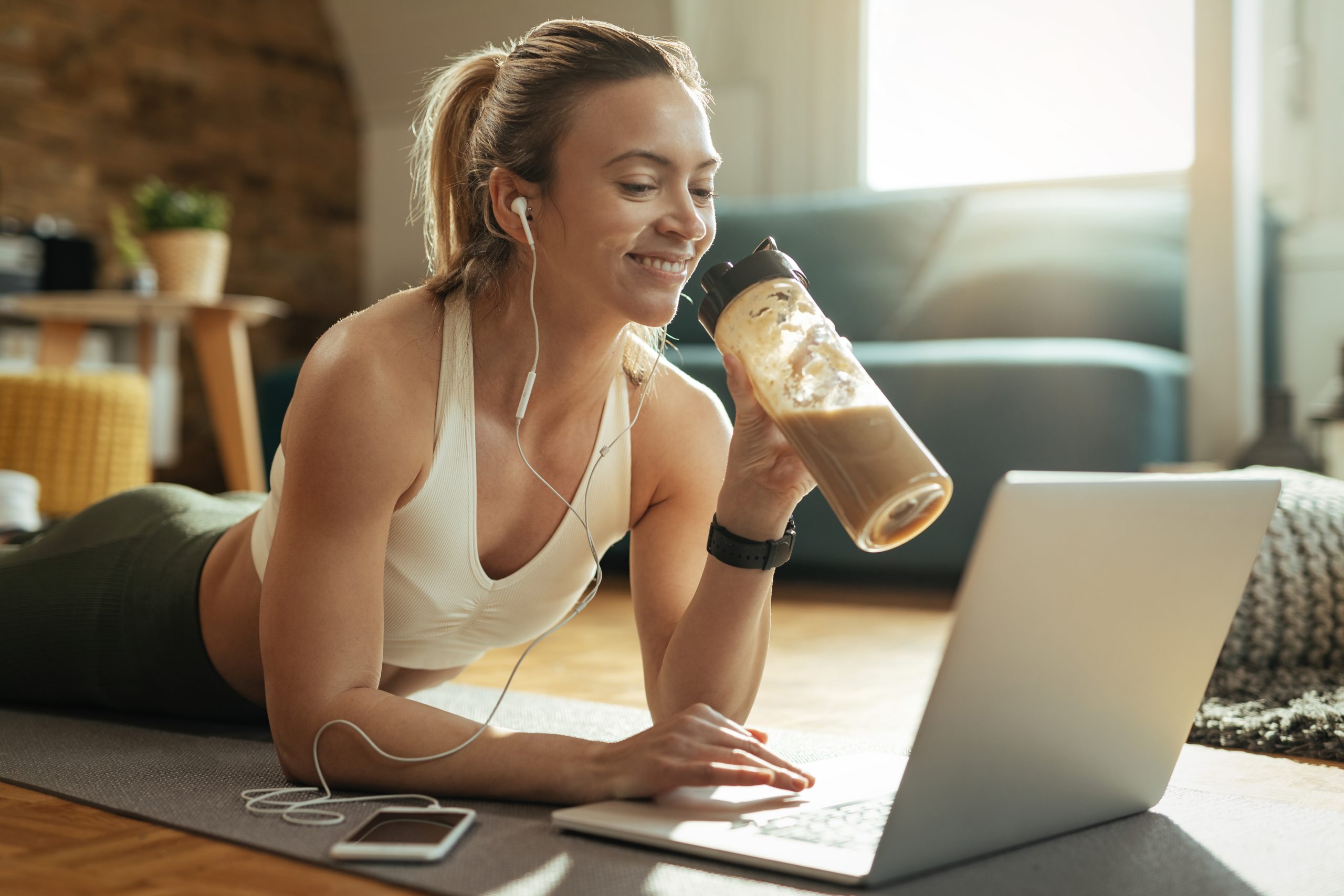 Vrouw drinkt eiwitshake